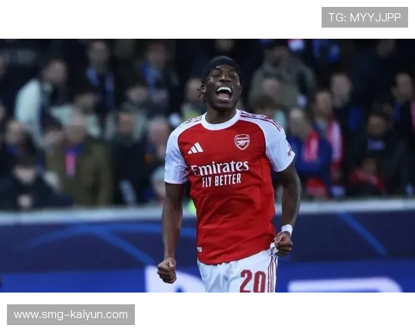 阿森纳更衣室晒六连胜合影，马丁内利持球留念